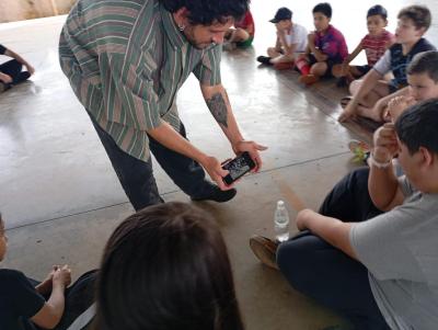 Alunos da Escola Municipal José Bonifácio se preparam para a Noite de Autógrafos com projetos de arte e cultura